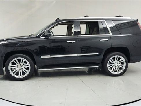 Used 2020 Cadillac Escalade Luxury image 2