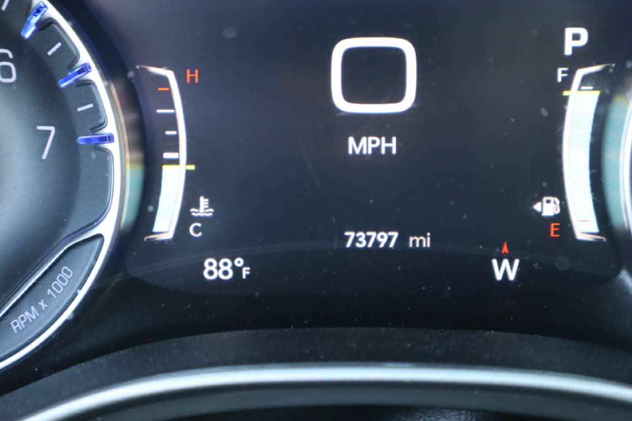 Used 2025 Chrysler Pacifica Select FWD image 11