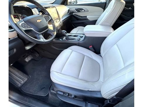 Used 2023 Chevrolet Traverse LT image 12