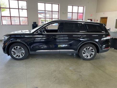 Used 2023 Lincoln Aviator AWD image 4