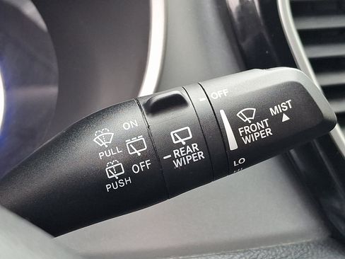 Certified 2024 Chrysler Pacifica Limited FWD image 27
