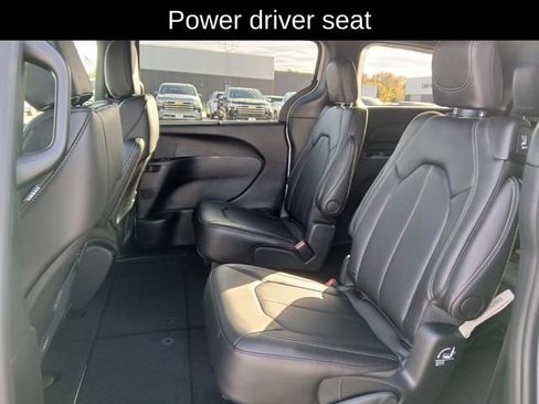 New 2026 Chrysler Pacifica Select image 14