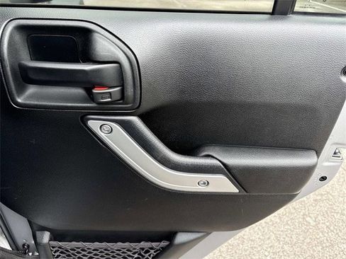 Used 2018 Jeep Wrangler Unlimited Rubicon w/ Connectivity Group image 20