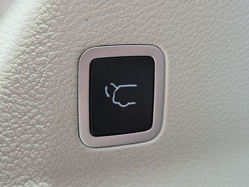 Used 2023 Chrysler Voyager LX FWD image 8