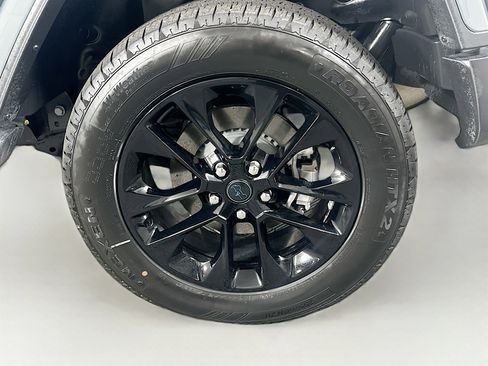 Used 2025 Jeep Wrangler Sahara image 11
