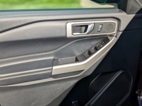 Used 2022 Ford Explorer XLT image 11