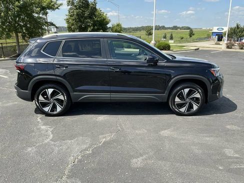 Used 2025 Volkswagen Taos SE AWD/4WD image 2