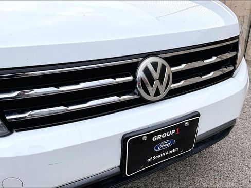 Used 2018 Volkswagen Tiguan SE w/ Panoramic Sunroof Package image 30