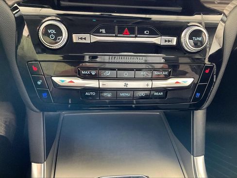 Used 2021 Ford Explorer Limited w/ Equipment Group 301A AWD/4WD image 15