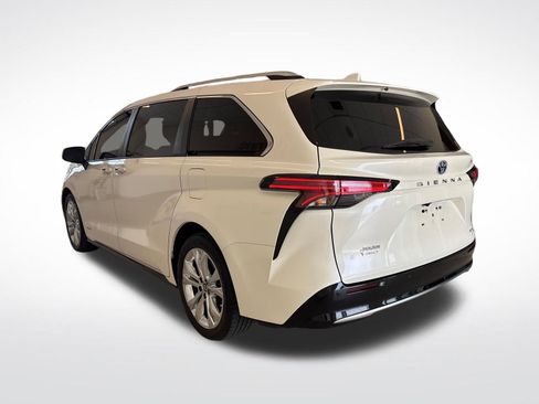 Used 2021 Toyota Sienna Platinum FWD image 2