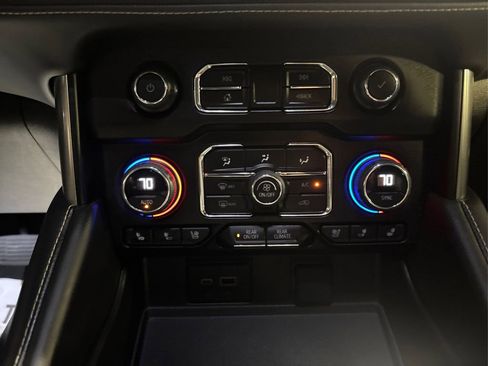 Used 2023 Chevrolet Suburban Premier image 35