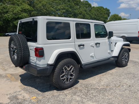 New 2026 Jeep Wrangler Unlimited Sahara AWD/4WD image 3