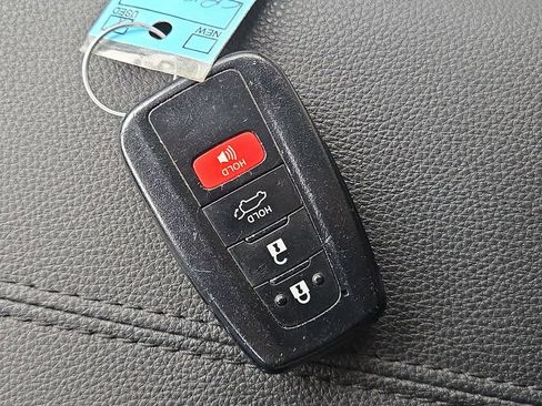 Used 2021 Toyota RAV4 XLE Premium image 33