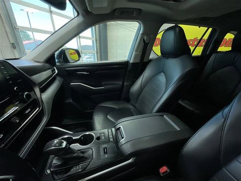 Used 2021 Toyota Highlander XLE image 12