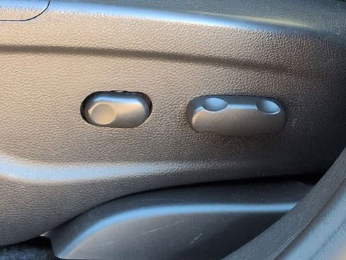 Used 2022 Chevrolet Trax LT w/ LT Convenience Package image 16