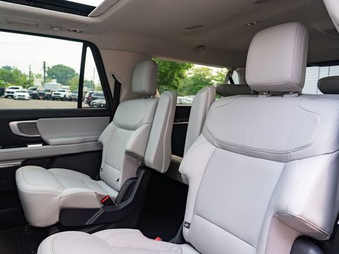 Used 2025 Ford Expedition Max Platinum w/ Driver's Package AWD/4WD image 23