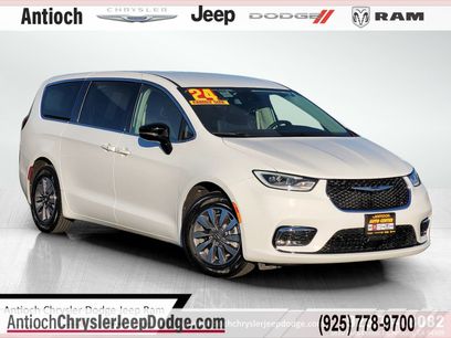 Certified 2024 Chrysler Pacifica Select