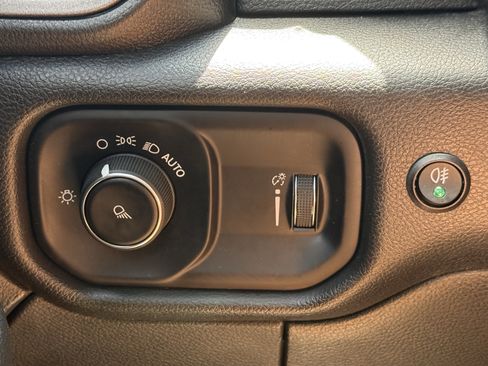 Used 2024 RAM 2500 Tradesman w/ Chrome Appearance Group AWD/4WD image 25