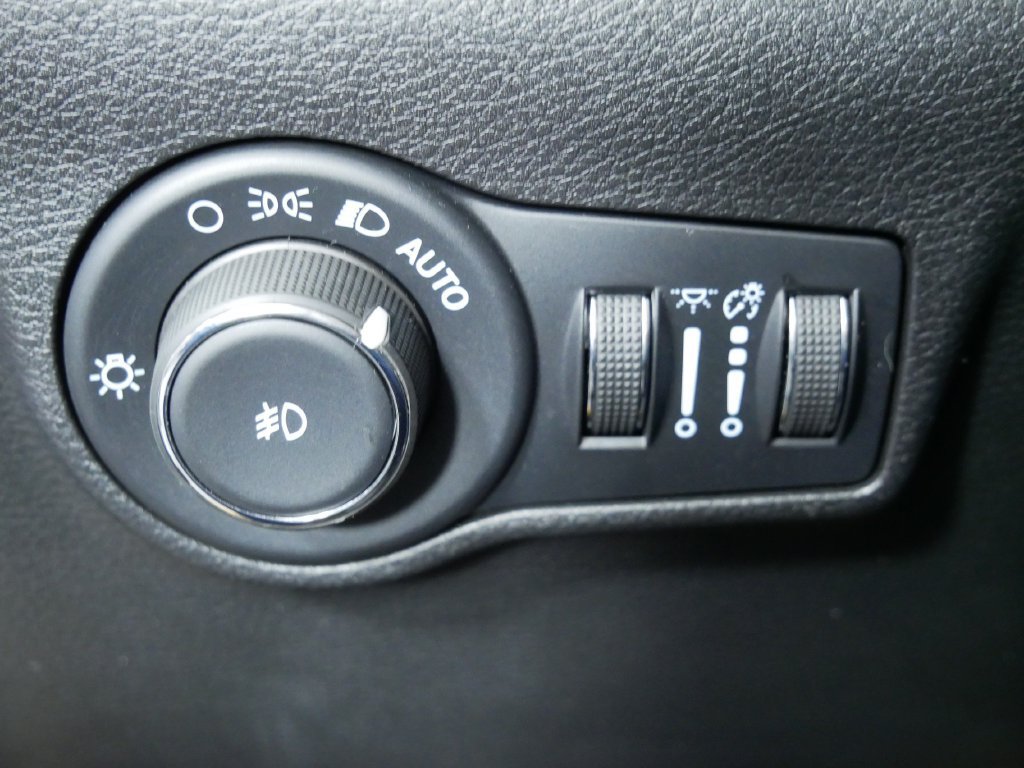 Used 2025 Jeep Compass Latitude AWD/4WD image 24