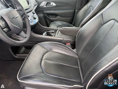 Certified 2025 Chrysler Pacifica Limited image 12
