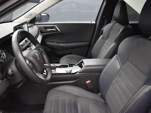 Used 2025 Mitsubishi Outlander AWD image 11