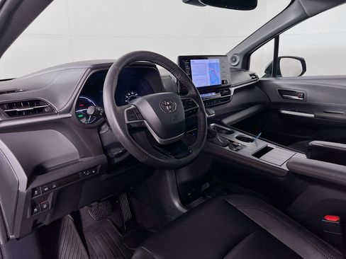 Used 2024 Toyota Sienna XLE Woodland Edition image 9