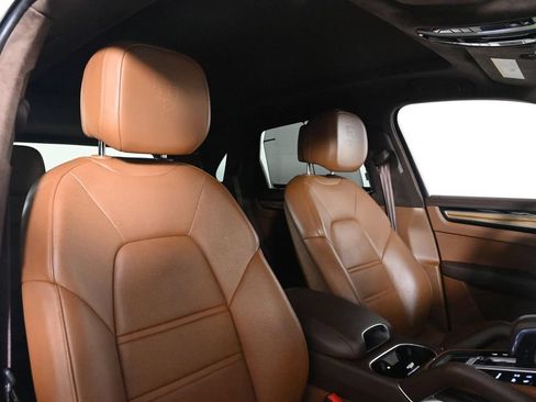 Certified 2023 Porsche Cayenne Turbo S AWD/4WD image 18