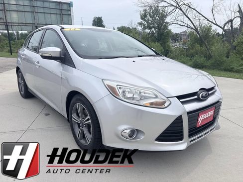 Used 2014 Ford Focus SE w/ SE Sport Package FWD image 1