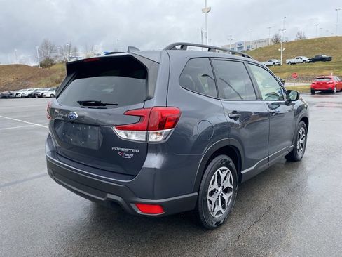 Used 2022 Subaru Forester Premium AWD/4WD image 3