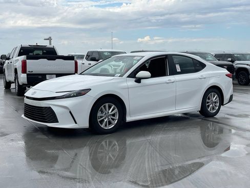 Used 2025 Toyota Camry LE FWD image 4