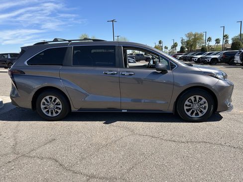 Used 2023 Toyota Sienna XLE w/ XLE Plus Package image 6