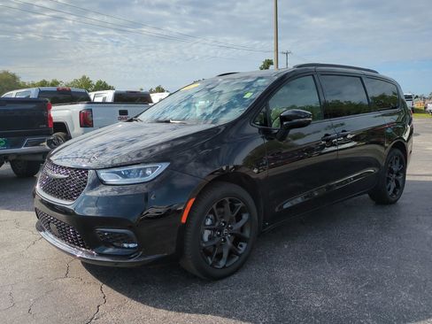 Used 2025 Chrysler Pacifica Limited w/ Uconnect Theater Family Group AWD/4WD image 8