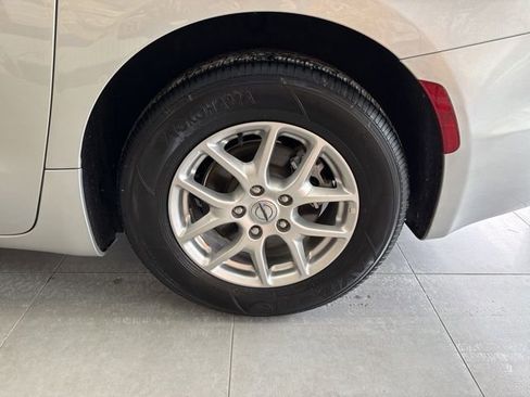 Used 2024 Chrysler Pacifica Touring-L image 15