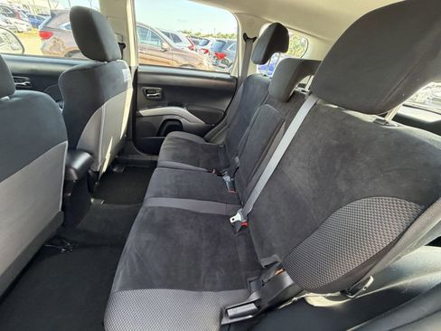 Used 2010 Mitsubishi Outlander ES FWD image 12