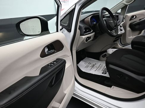 Used 2022 Chrysler Voyager LX image 16
