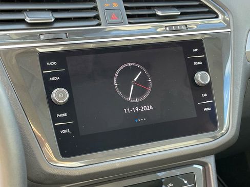 Used 2022 Volkswagen Tiguan SE w/ Panoramic Sunroof Package image 16