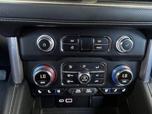 Used 2024 GMC Yukon SLT AWD/4WD image 28