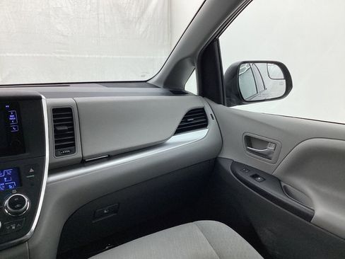 Used 2015 Toyota Sienna LE AWD/4WD image 27