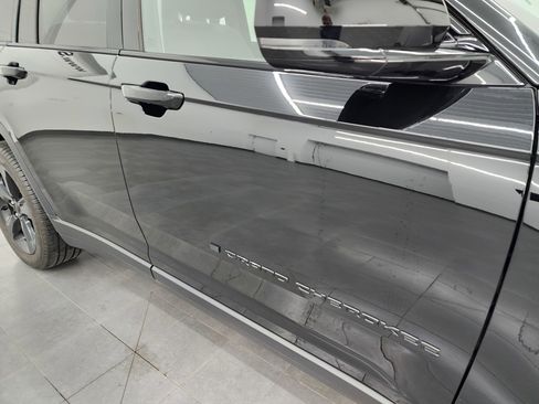 Used 2023 Jeep Grand Cherokee Limited w/ Black Appearance Package image 26