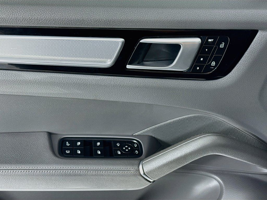 Certified 2023 Porsche Cayenne Platinum Edition AWD/4WD image 11