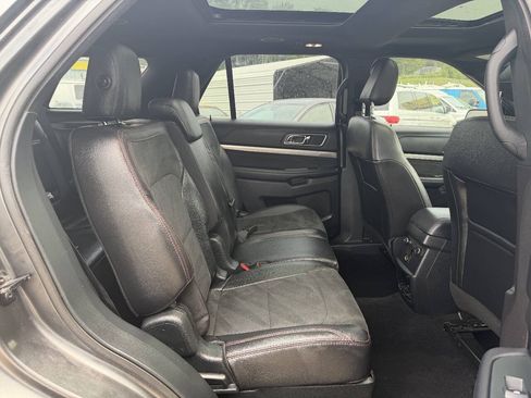 Used 2019 Ford Explorer XLT w/ Equipment Group 202A AWD/4WD image 13