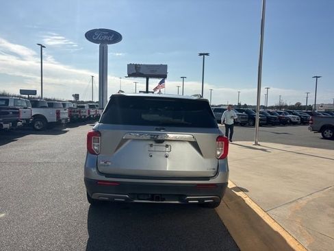 Used 2020 Ford Explorer XLT w/ Equipment Group 202A image 4