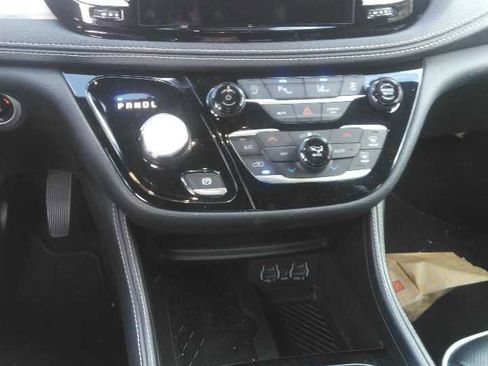 Used 2025 Chrysler Pacifica Limited FWD image 6