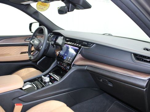 Used 2024 Jeep Grand Cherokee Summit image 24