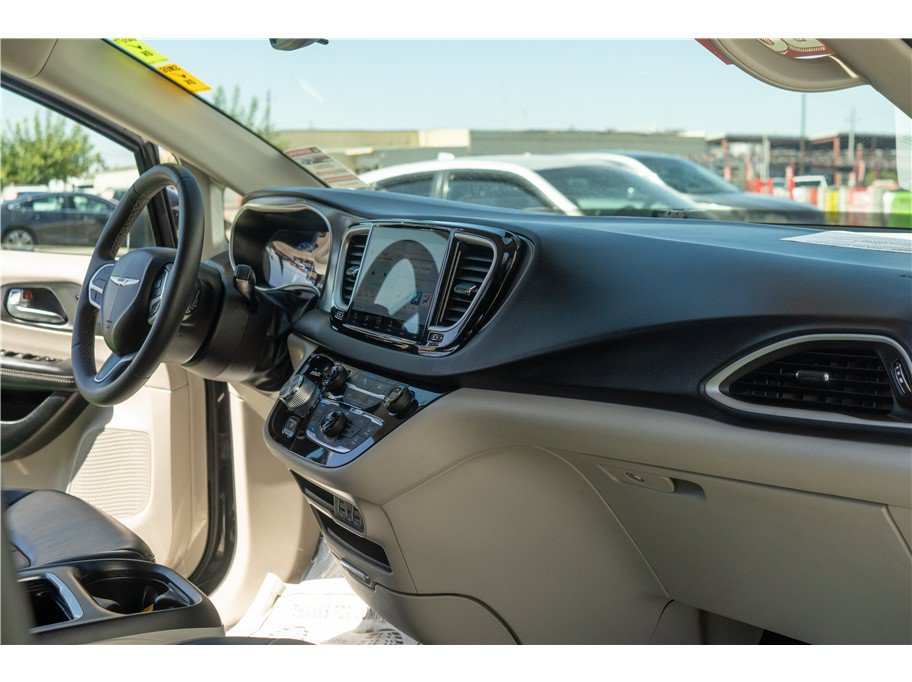Used 2023 Chrysler Pacifica Touring-L FWD image 36