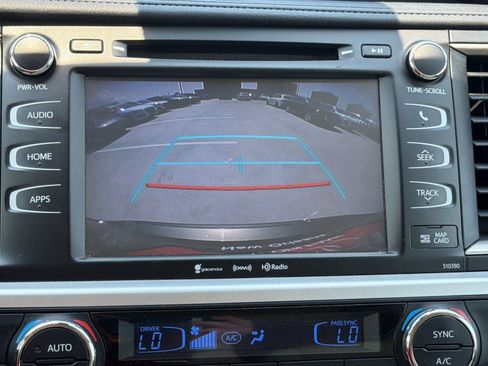 Used 2019 Toyota Highlander XLE FWD image 19