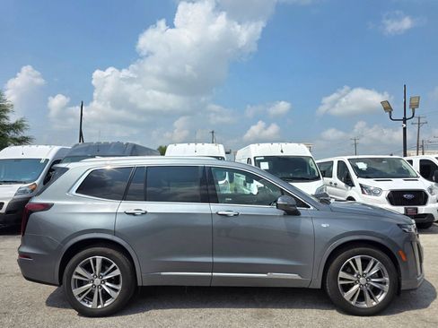 Used 2022 Cadillac XT6 Premium Luxury FWD image 2