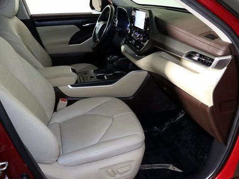 Used 2020 Toyota Highlander XLE image 35