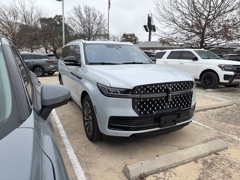 Used 2025 Lincoln Navigator Black Label image 7