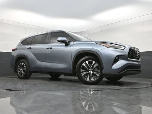 Used 2024 Toyota Highlander XLE AWD/4WD image 25